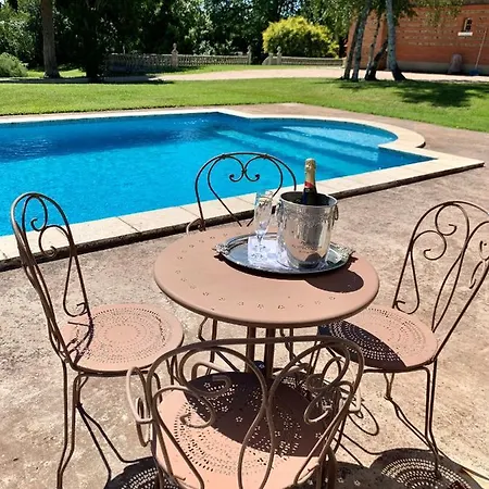 Chateau Ratou Bed & Breakfast *